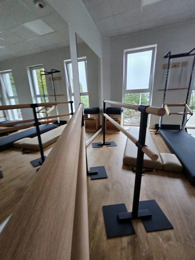 Drążek barre i jasna sala ćwiczeń w Holica Studio